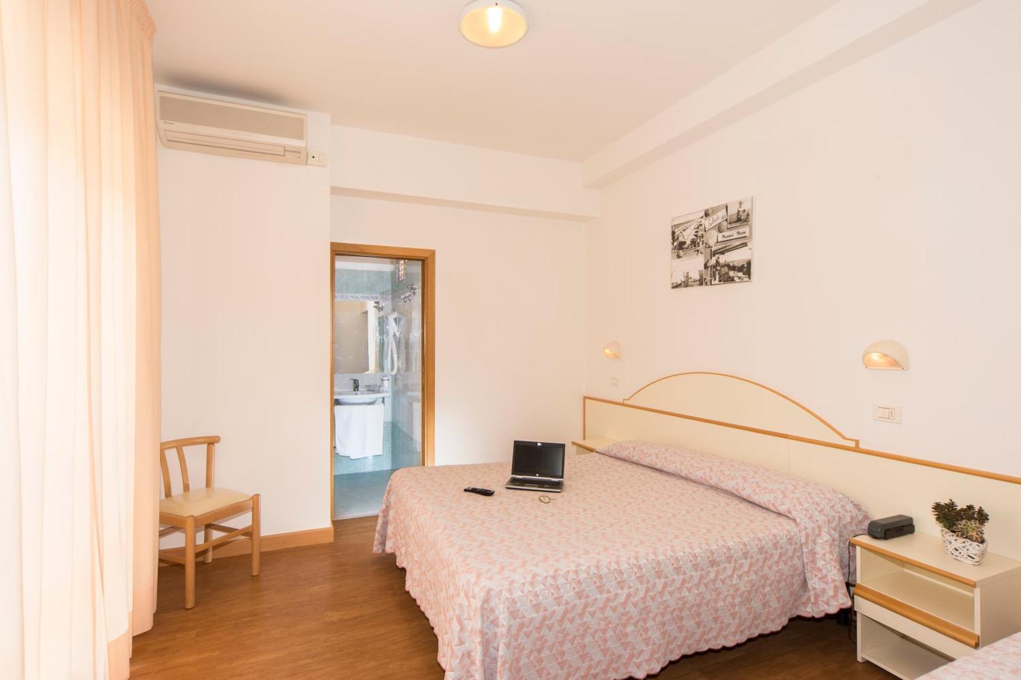 Hotel Silvia Misano Adriatico Habitación foto