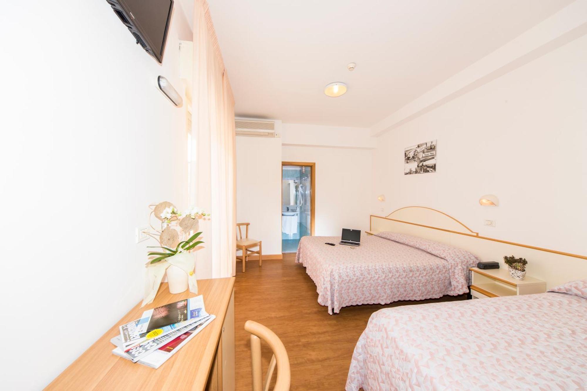 Hotel Silvia Misano Adriatico Habitación foto